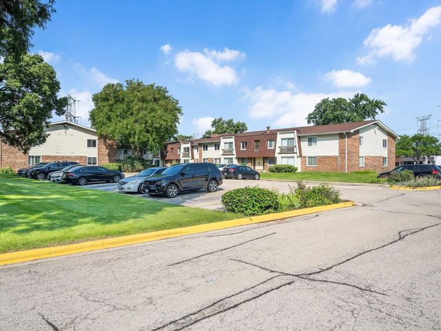 3018 Roberts Drive 8, Woodridge, IL 60517