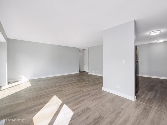 3018 Roberts Drive 8, Woodridge, IL 60517