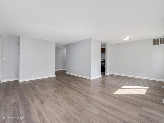 3018 Roberts Drive 8, Woodridge, IL 60517