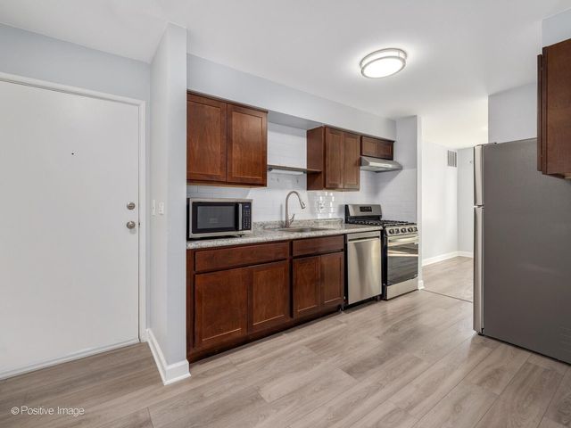 3018 Roberts Drive 8, Woodridge, IL 60517