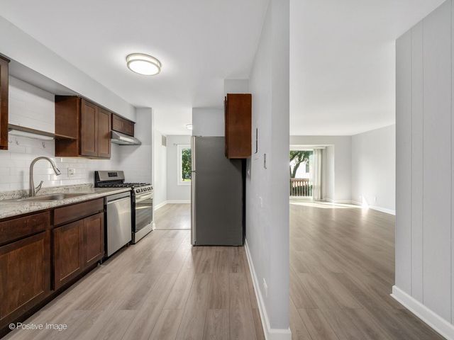 3018 Roberts Drive 8, Woodridge, IL 60517