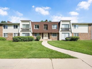 3018 Roberts Drive 8, Woodridge, IL 60517