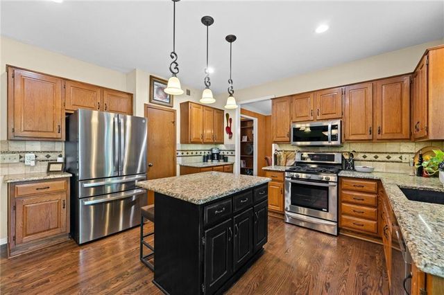 6204 W 156th Street, Overland Park, KS 66223