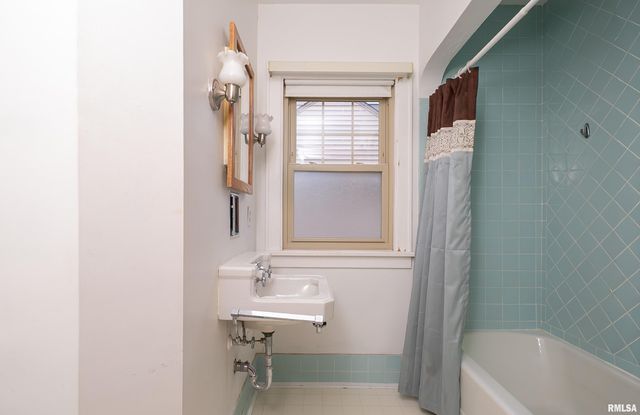 2911 25TH Avenue, Moline, IL 61265