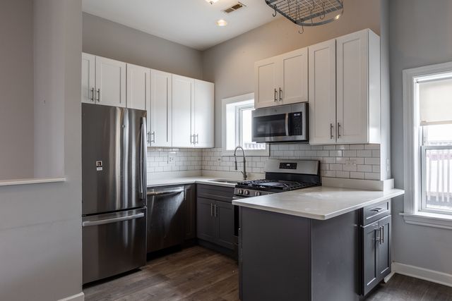 3216 W Augusta Boulevard 3, Chicago, IL 60651