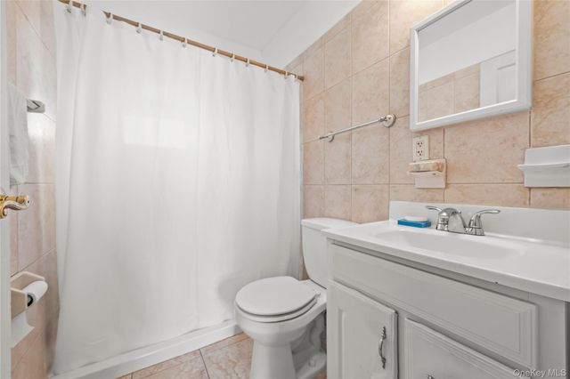 8218 258th Street, Floral Park, NY 11004