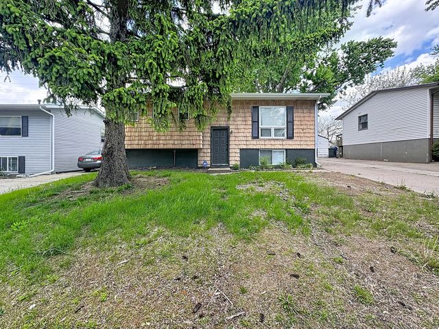 2324 W 59th Street, Davenport, IA 52806