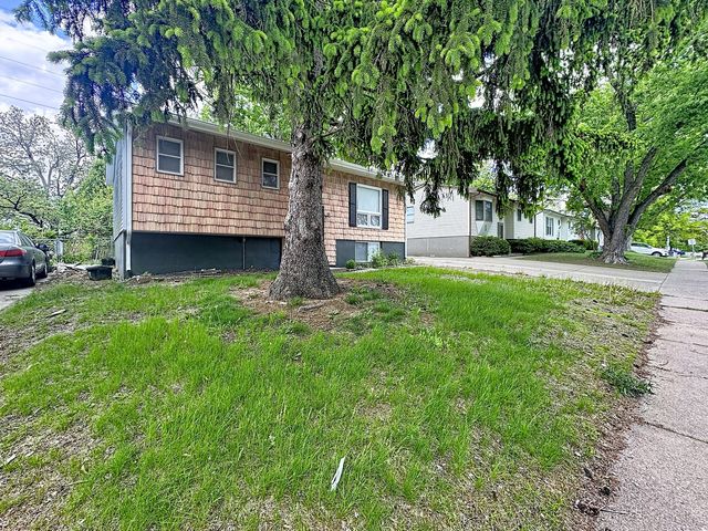 2324 W 59th Street, Davenport, IA 52806