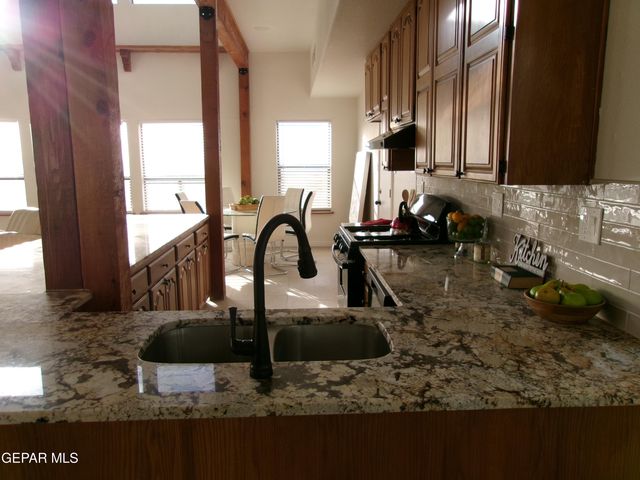 294 VAQUERO Lane B, El Paso, TX 79902