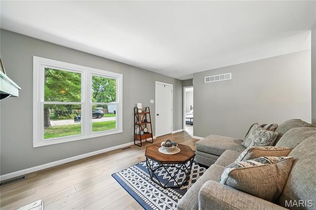 208 Mill Run Lane, St Peters, MO 63376