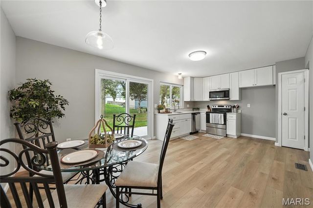 208 Mill Run Lane, St Peters, MO 63376