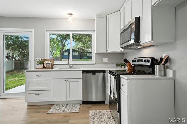 208 Mill Run Lane, St Peters, MO 63376