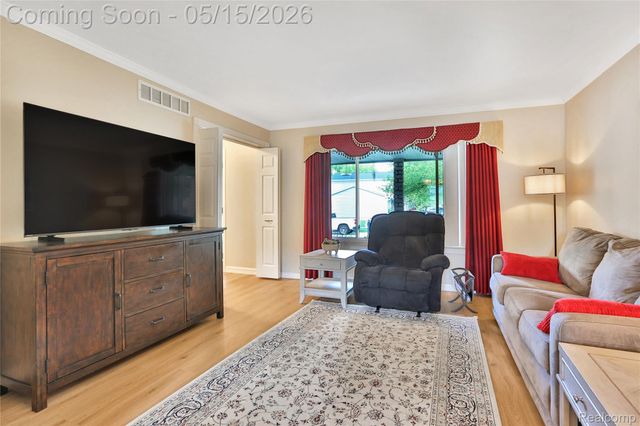 348 Meadowlake Rd, Canton Charter Township, MI 48188