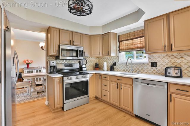 348 Meadowlake Rd, Canton Charter Township, MI 48188