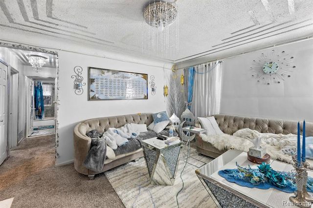 6747 Mettetal Street, Detroit, MI 48228