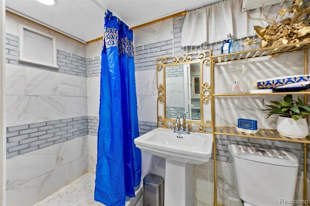 6747 Mettetal Street, Detroit, MI 48228