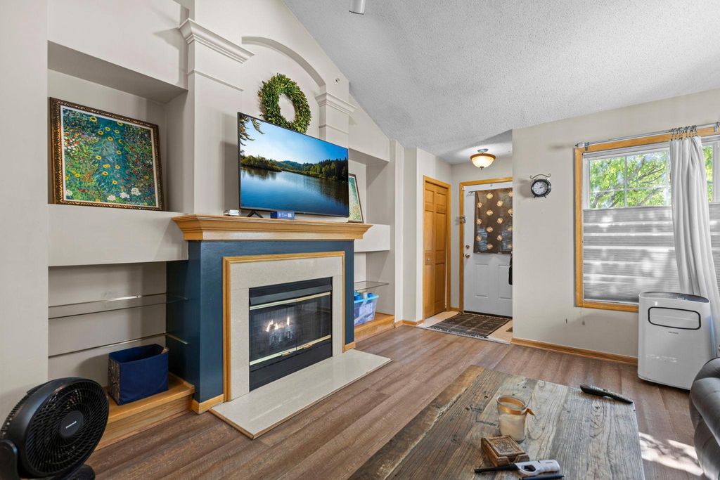 528 Queens Gate, New Brighton, MN 55112 — photo 2