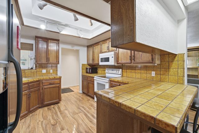 1909 S Hillcrest Drive, Visalia, CA 93292