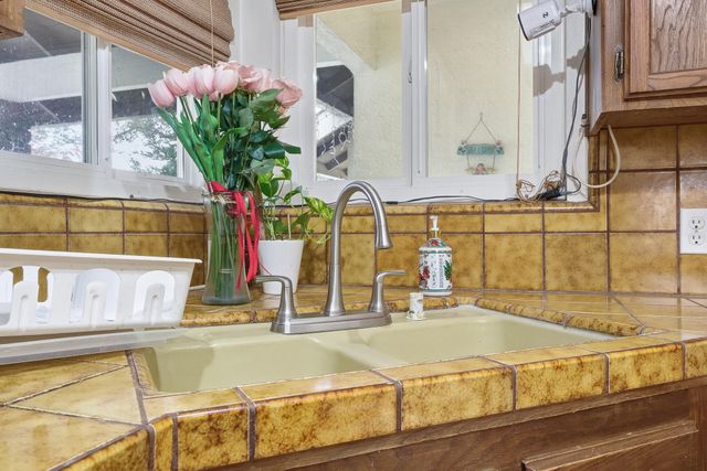 1909 S Hillcrest Drive, Visalia, CA 93292