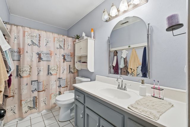 1909 S Hillcrest Drive, Visalia, CA 93292