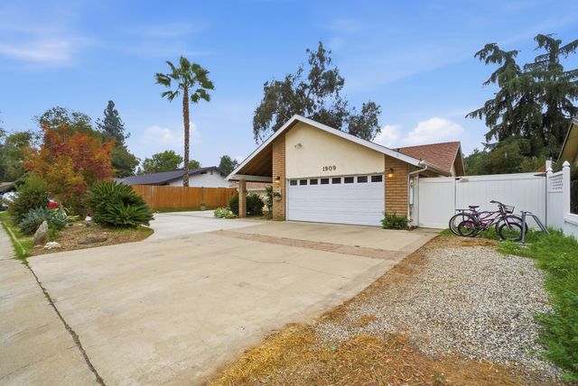 1909 S Hillcrest Drive, Visalia, CA 93292