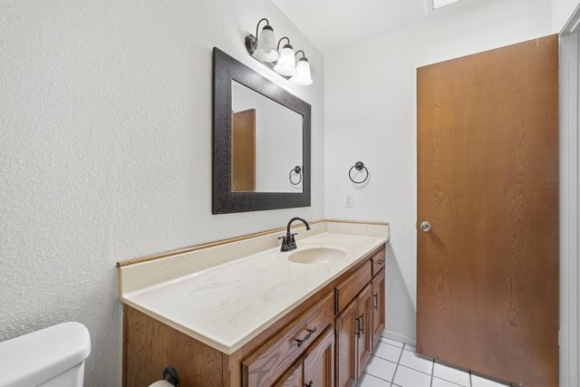 1909 S Hillcrest Drive, Visalia, CA 93292