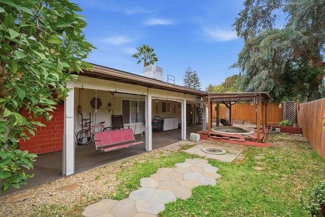 1909 S Hillcrest Drive, Visalia, CA 93292