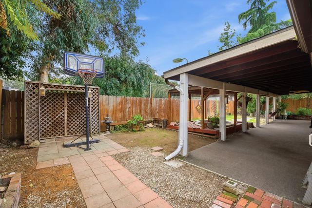 1909 S Hillcrest Drive, Visalia, CA 93292