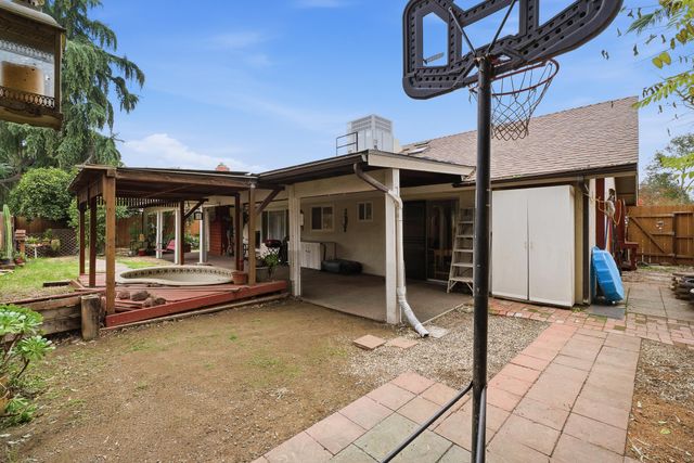 1909 S Hillcrest Drive, Visalia, CA 93292