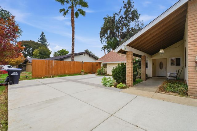 1909 S Hillcrest Drive, Visalia, CA 93292