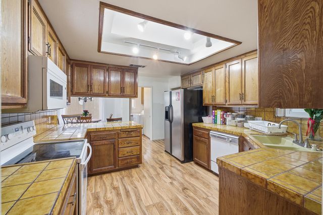 1909 S Hillcrest Drive, Visalia, CA 93292