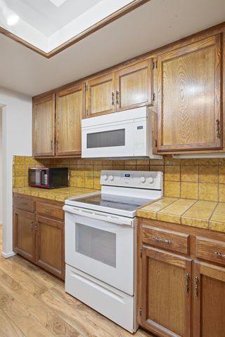 1909 S Hillcrest Drive, Visalia, CA 93292