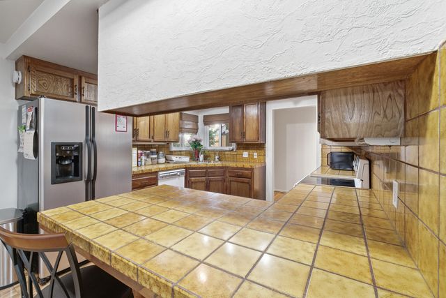 1909 S Hillcrest Drive, Visalia, CA 93292