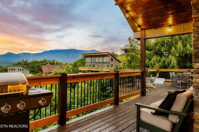 760 Wiley Oakley Drive, Gatlinburg, TN 37738