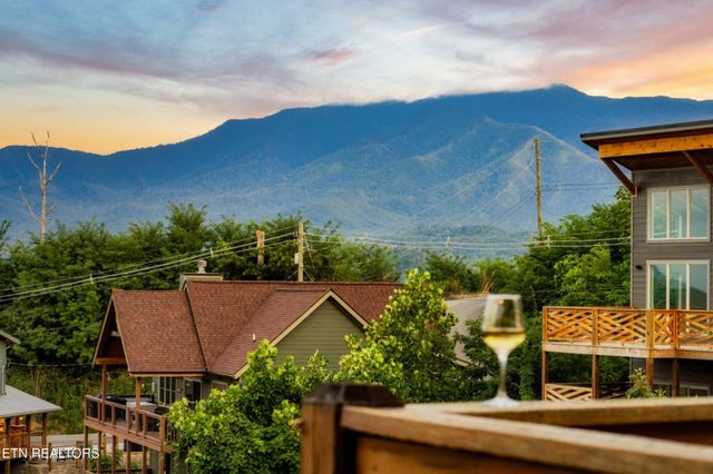 760 Wiley Oakley Drive, Gatlinburg, TN 37738