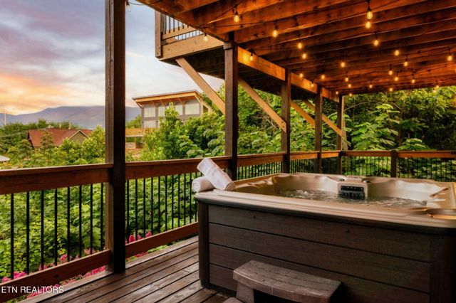 760 Wiley Oakley Drive, Gatlinburg, TN 37738