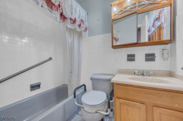 25 Greenwich Rd, Edison Twp., NJ 08820