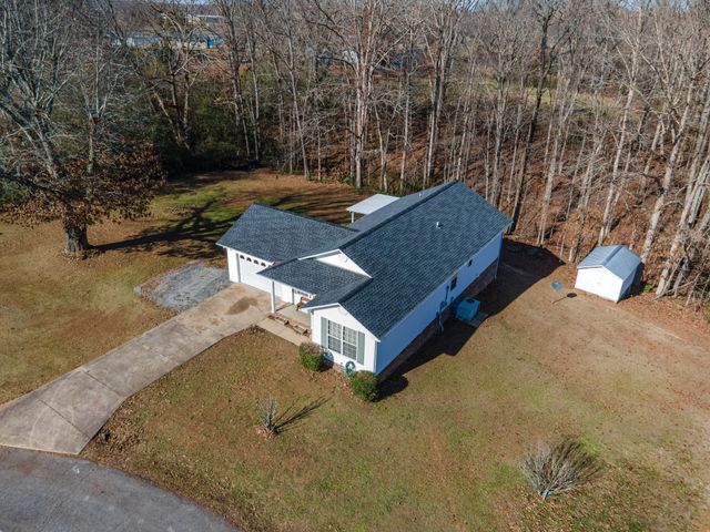 3117 Country Side Dr, Centerville, TN 37033