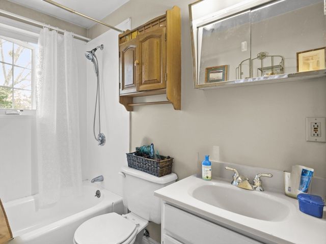 106 Lundberg St 6, Lowell, MA 01852