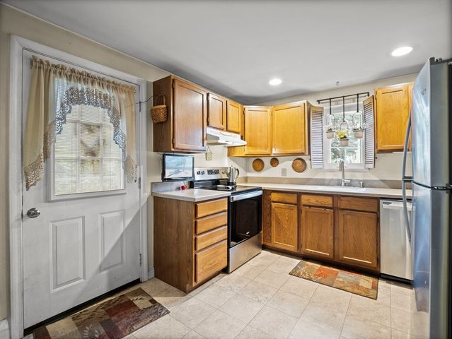 106 Lundberg St 6, Lowell, MA 01852