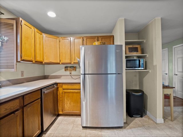 106 Lundberg St 6, Lowell, MA 01852