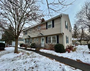 106 Lundberg St 6, Lowell, MA 01852