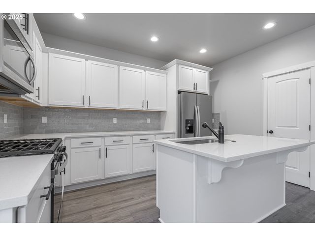 1030 S COLLEGE St, Newberg, OR 97132