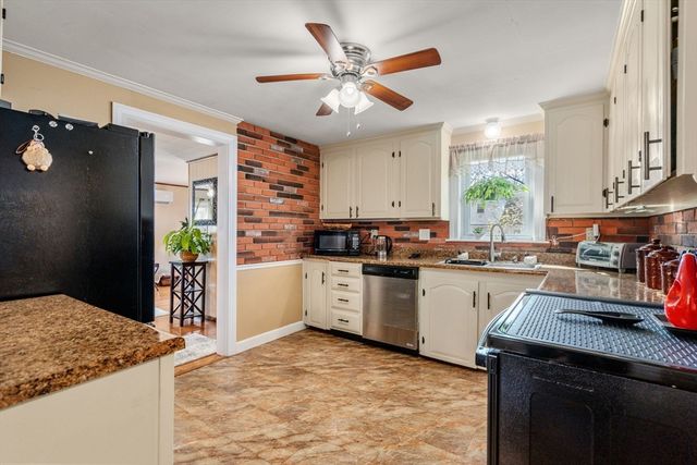 40 Manor Rd, Shrewsbury, MA 01545