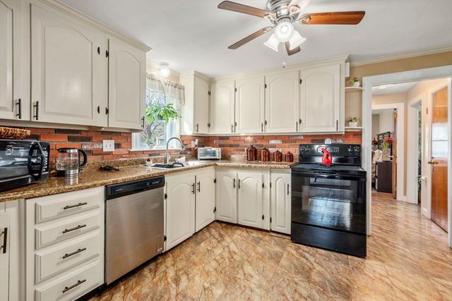 40 Manor Rd, Shrewsbury, MA 01545