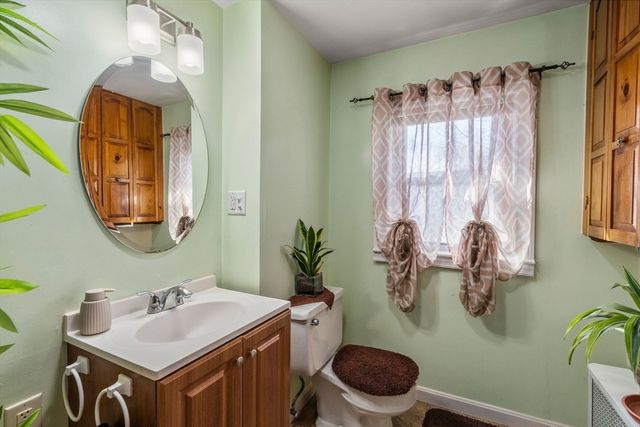 40 Manor Rd, Shrewsbury, MA 01545