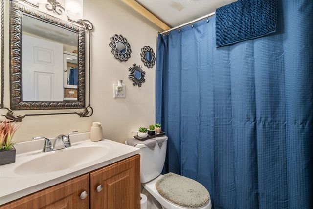 40 Manor Rd, Shrewsbury, MA 01545