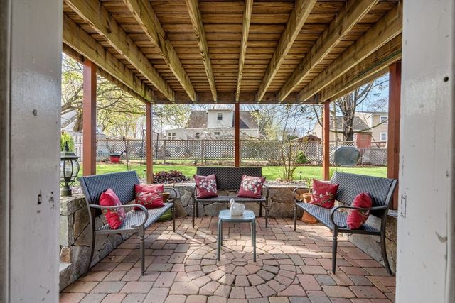 40 Manor Rd, Shrewsbury, MA 01545