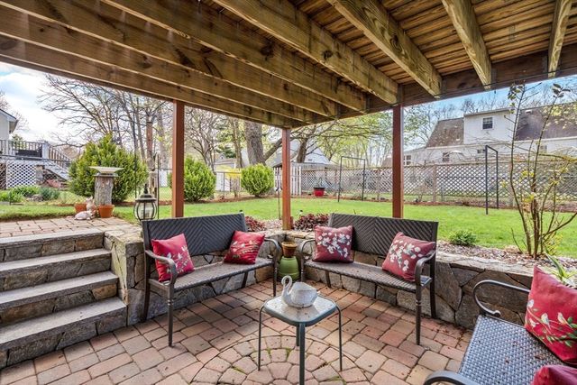 40 Manor Rd, Shrewsbury, MA 01545
