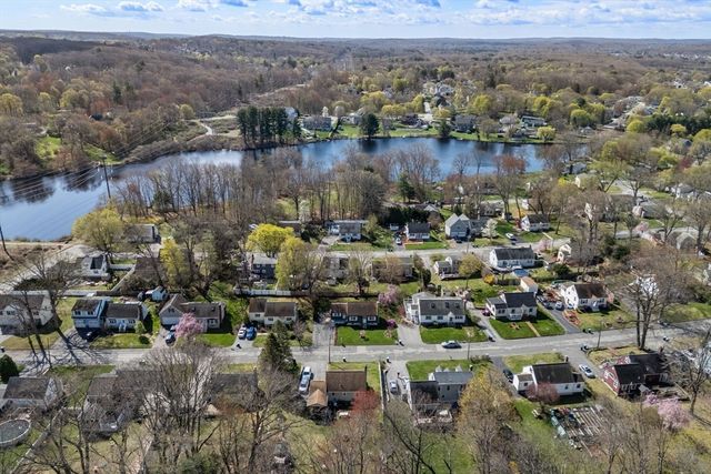 40 Manor Rd, Shrewsbury, MA 01545